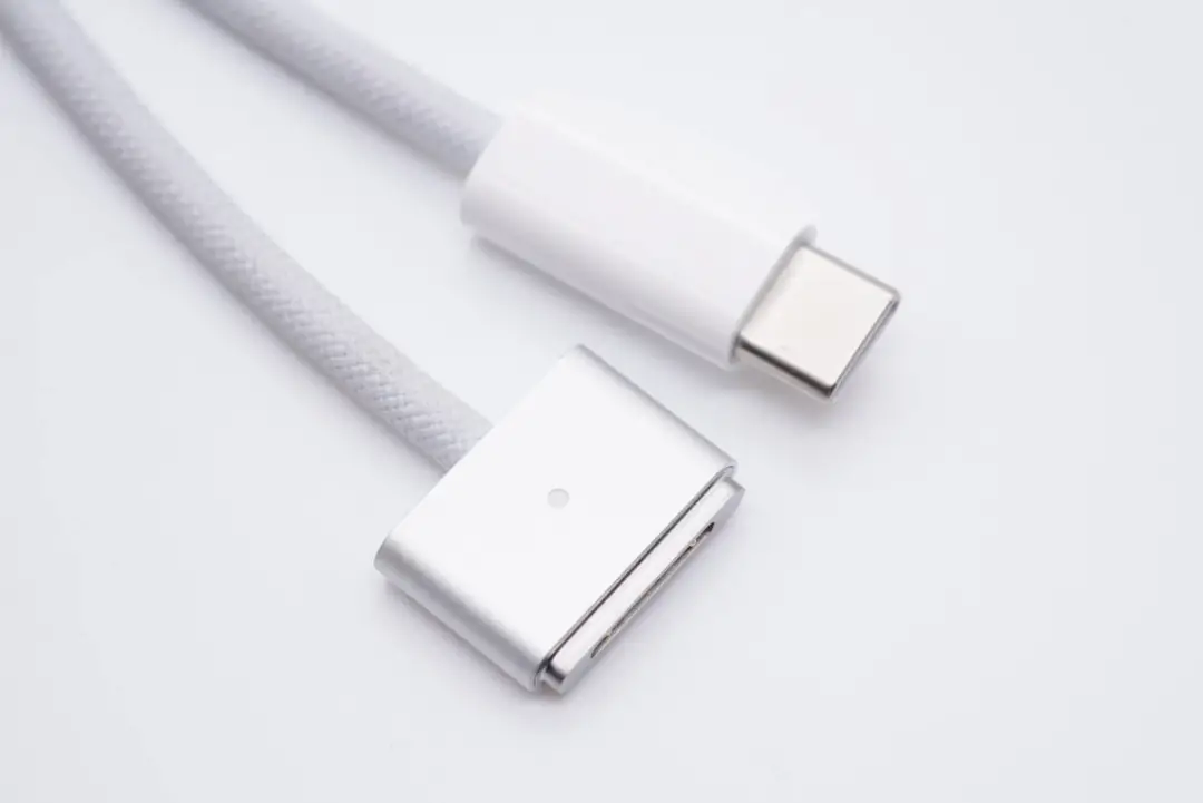 USB-C to MagSafe3